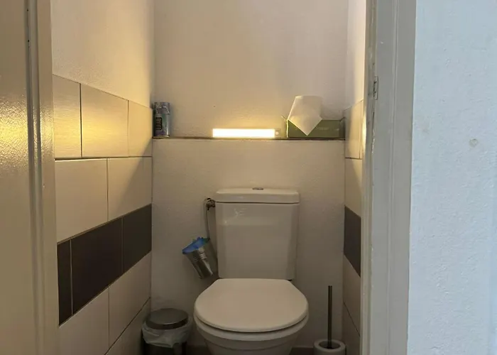 200 M Centre Maison Mitoyenne Avec Place De Parking Gratuite *